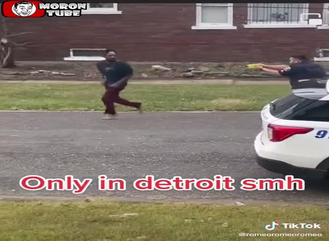 Video :A man who is carrying a baby deserts him to avoid the cops